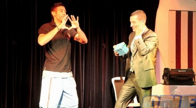 הסטודנטים נהנו מהופעה של האמן העל-חושי, רון פרשט (מיכה בננו)