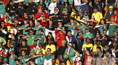 אוהדי מקסיקו בהמנון (רויטרס) אוהדי מקסיקו בהמנון (רויטרס)