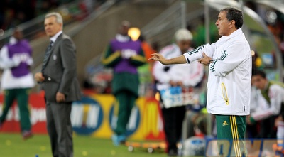 קרלוס אלברטו פאריירה וחאבייר אגירה במהלך המשחק (GettyImages) קרלוס אלברטו פאריירה וחאבייר אגירה במהלך המשחק (GettyImages)