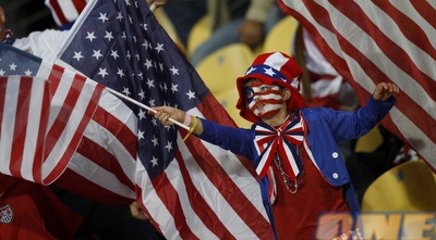 אוהד צבעוני של נבחרת ארה&qout;ב (רויטרס)