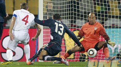 סטיבן ג´רארד כובש תחת הלחץ של קלארק (רויטרס)