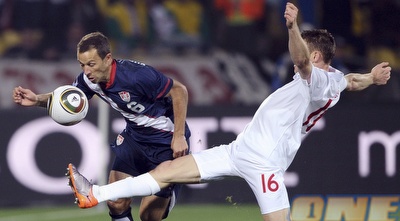 ג´יימס מילנר מול סטיב צ´רונדולו. האנגלים שולטים במגרש (רויטרס)