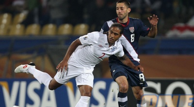 גלן ג´ונסון וקלינט דמפסי במאבק על הכדור (רויטרס)