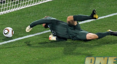 רוברט גרין משמיט את הכדור לרשתו (GettyImages)