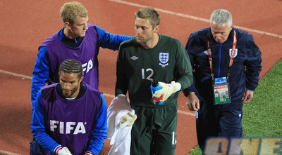 ג´ו הארט מנסה לנחם את רוברט גרין. דייויד ג´יימס מכיר את ההרגשה (GettyImages)