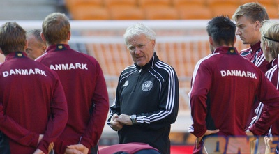 מורטן אולסן מתדרך את חניכיו (רויטרס)