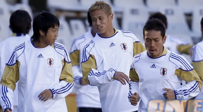 הונדה באימון נבחרת יפן. הגיע ככוכב הגדול ביותר של הנבחרת (רויטרס)