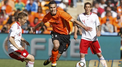 מתיאסן נאבק על הכדור עם יורגנסן (רויטרס)