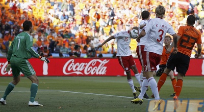 פאולסן כובש שער עצמי (רויטרס)