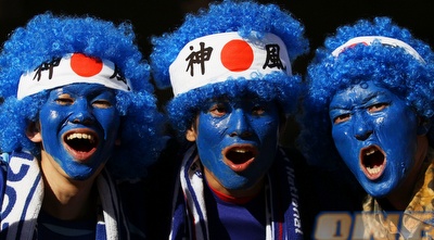 אוהדים יפנים. כרגע, שעת הגמר היא אמצע הלילה (GettyImages)