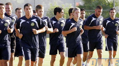 שחקני מכבי ת&qout;א. בקבוצה מפרגנים לחברם (דרור עינב)