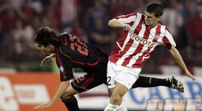 מילובנוביץ´ מתקל את קאקה (רויטרס)