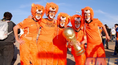 אוהדי הולנד כבר יודעים למי שייך הגביע העולמי (שי לוי)