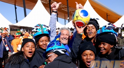 האוהדים המקומיים מרעיפים אהבה על סלבה ברזילאי (שי לוי)