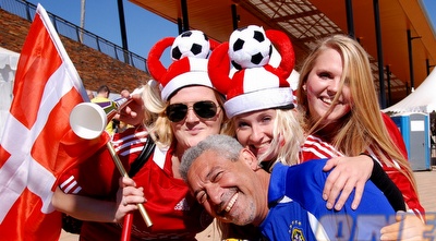 סלבה עם אוהדות של דנמרק (שי לוי)