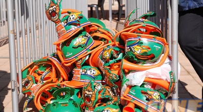 כובעים של נבחרת הולנד מחכים לאוהדים שיחטפו אותם (שי לוי)