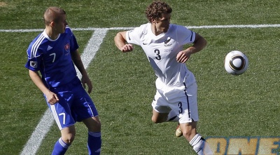 לוקהד ו-וייס רוקדים במטרה להשיג את הכדור (רויטרס)