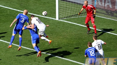 כריס קילן באחת ההזדמנויות היחידות של ניו זילנד במשחק (רויטרס)