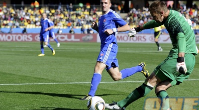 פסטון מנסה להרחיק (רויטרס)