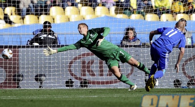 רוברט וויטק נוגח את השער לסלובקיה (רויטרס)