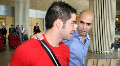 אלברס נוחת בישראל כבר עם חולצה אדומה (שרון קביליו)