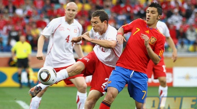 ליכטשטיינר מרחיק את הכדור לפני ששדויד וייה יגיע (GettyImages) ליכטשטיינר מרחיק את הכדור לפני ששדויד וייה יגיע (GettyImages)