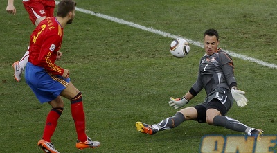 פיקה מחטיא מקרוב מול בנאליו (רויטרס) פיקה מחטיא מקרוב מול בנאליו (רויטרס)