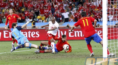 פרננדז דוחק את הכדור פנימה. &qout;המזל נגמר לספרד&qout; (רויטרס) פרננדז דוחק את הכדור פנימה. &qout;המזל נגמר לספרד&qout; (רויטרס)