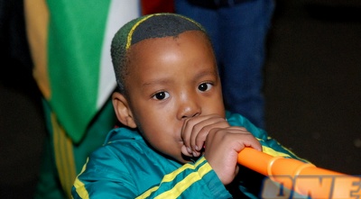 ילד דרום אפריקאי והוובוזלה הבלתי נסבלת (שי לוי) ילד דרום אפריקאי והוובוזלה הבלתי נסבלת (שי לוי)