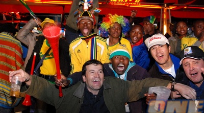 אוהדי דרא&qout;פ ואורגוואי בצילום למזכרת (שי לוי) אוהדי דרא&qout;פ ואורגוואי בצילום למזכרת (שי לוי)