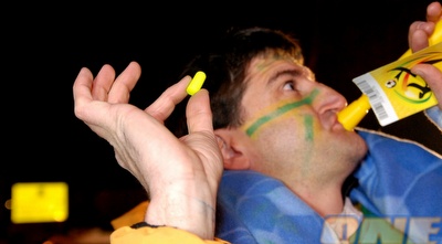 ביד אחד אטם אוזניים, ביד השניה וובוזלה. הולכים טוב ביחד... (שי לוי) ביד אחד אטם אוזניים, ביד השניה וובוזלה. הולכים טוב ביחד... (שי לוי)