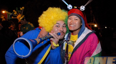 האוהדים מחוץ לאליס-פארק. ראו הצגה של אורגוואי (שי לוי) האוהדים מחוץ לאליס-פארק. ראו הצגה של אורגוואי (שי לוי)