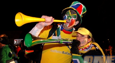 אוהדי דרא&qout;פ. העיקר שהם מאושרים עם הוובוזלות שלהם (שי לוי) אוהדי דרא&qout;פ. העיקר שהם מאושרים עם הוובוזלות שלהם (שי לוי)