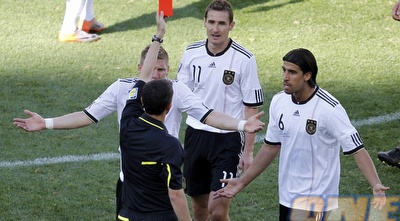 קלוזה מקבל את הכרטיס האדום. לגרמנים יש טענות נגד פיפ&qout;א (רויטרס)