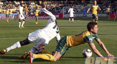 הארי קיואל ולי אדי מחפשים את הכדור (רויטרס) הארי קיואל ולי אדי מחפשים את הכדור (רויטרס)