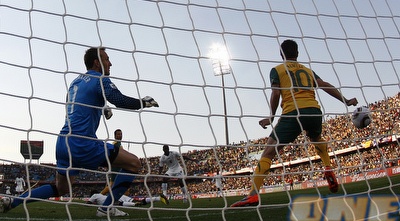 הארי קיואל עוצר את הכדור בידו על קו השער (רויטרס) הארי קיואל עוצר את הכדור בידו על קו השער (רויטרס)