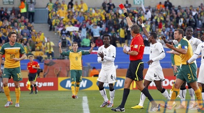 ורואה את הכרטיס האדום מרוברטו רוסטי (רויטרס) ורואה את הכרטיס האדום מרוברטו רוסטי (רויטרס)