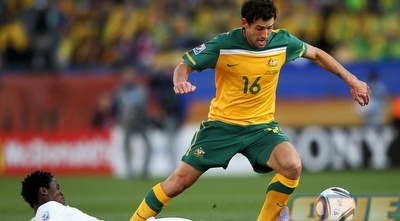 אנאן גולש לרגליו של ולארי (GettyImages) אנאן גולש לרגליו של ולארי (GettyImages)