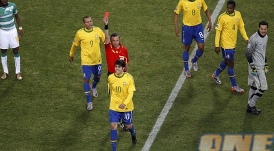 קאקה רואה את הכרטיס האדום (רויטרס) קאקה רואה את הכרטיס האדום (רויטרס)