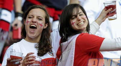 אוהדות אנגליות נהנות מהבירה בדרום אפריקה (רויטרס) אוהדות אנגליות נהנות מהבירה בדרום אפריקה (רויטרס)