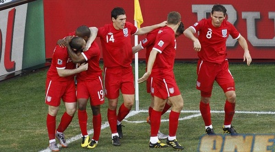 אנגליה חוגגת את שער היתרון (רויטרס) אנגליה חוגגת את שער היתרון (רויטרס)