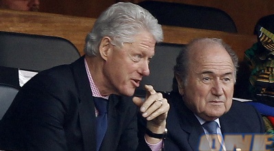 ביל קלינטון וספ בלאטר. הנשיא לשעבר גויס למען המשימה (רויטרס)