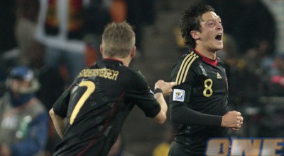 אוזיל חוגג. הוא חלק מהנבחרת שלנו? (רויטרס)