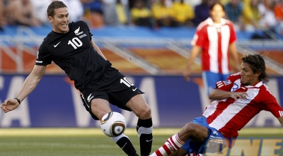 ורה גלש לרגליו של קילן לזכות בכדור (רויטרס)