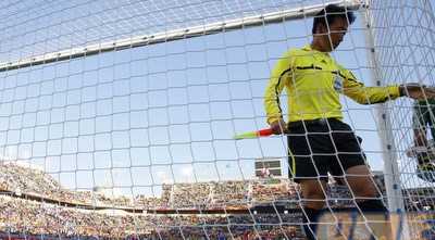 השופט בודק את הרשת לפני המשחק (רויטרס)