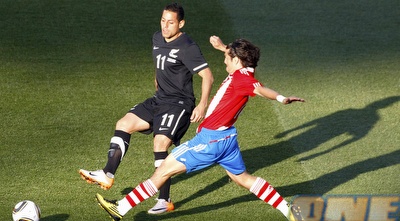 נלסון לא מאפשר לברטוס לבעוט בקלות (רויטרס)