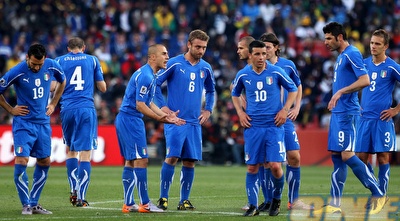 שחקני נבחרת איטליה עם הראש באדמה במהלך המונדיאל (GettyImages) שחקני נבחרת איטליה עם הראש באדמה במהלך המונדיאל (GettyImages)