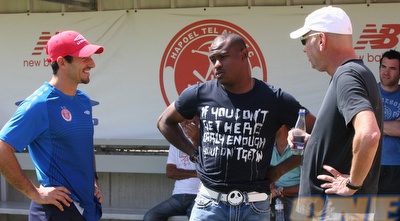 חיוכים וחיזורים באימון הפועל (רועי גלדסטון) חיוכים וחיזורים באימון הפועל (רועי גלדסטון)