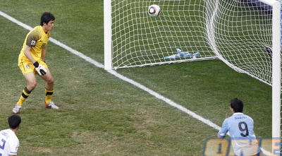 סוארס כובש את שער היתרון (רויטרס)