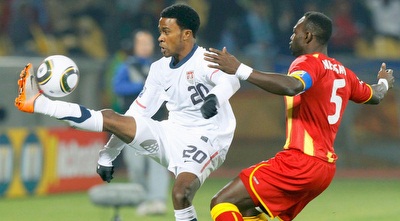 רובי פינדלי נאבק עם ג´ון מנסה. הבלם יגיע להפועל? (רויטרס)